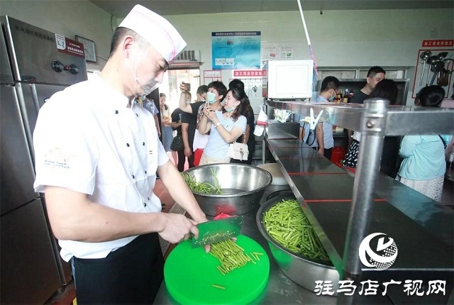 “誰讓老百姓吃的不安全，我們就讓誰過的不舒坦！”