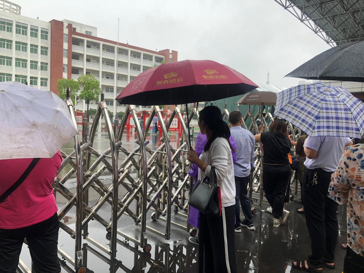 駐馬店市第九中學(xué)：用愛心和細(xì)心，為考生撐起一片晴天