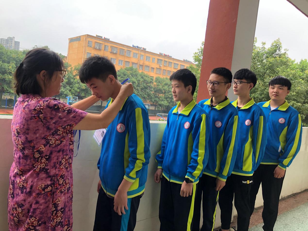 駐馬店市第九中學(xué)：用愛心和細(xì)心，為考生撐起一片晴天
