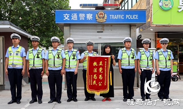 暖心！群眾將錦旗送到崗位上