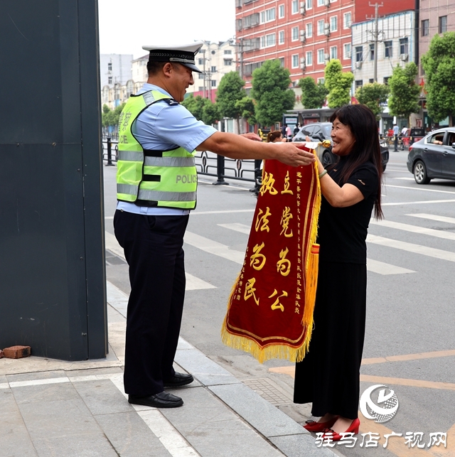 暖心！群眾將錦旗送到崗位上