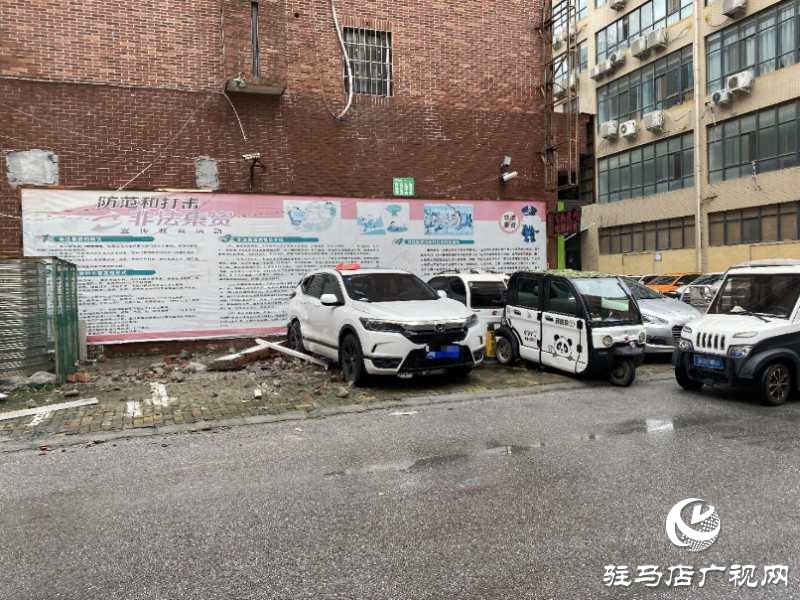 小區(qū)臨街窗戶脫落 砸中樓下停放車輛