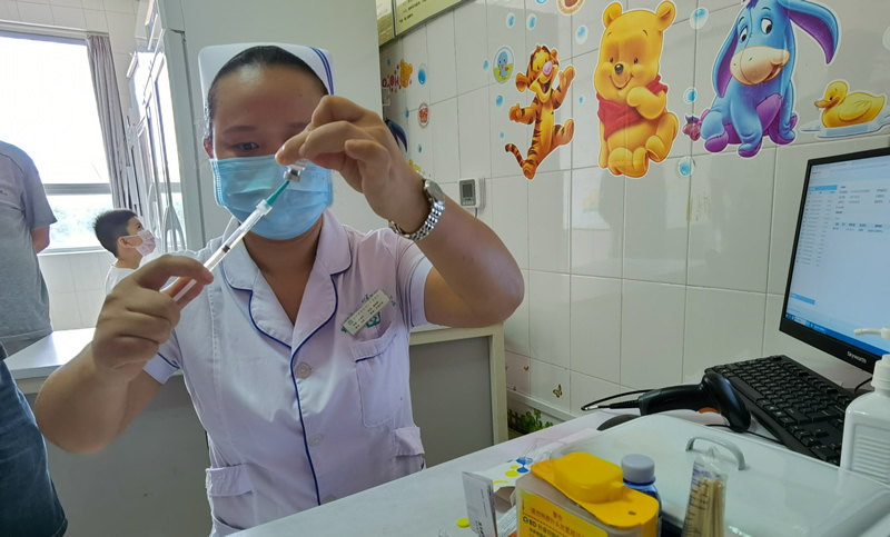 不打針也能防流感？這是真的！國內(nèi)首支鼻噴流感疫苗在河南接種