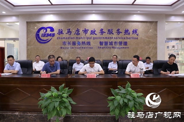 市委常委、常務(wù)副市長金冬江現(xiàn)場接聽“12345”熱線