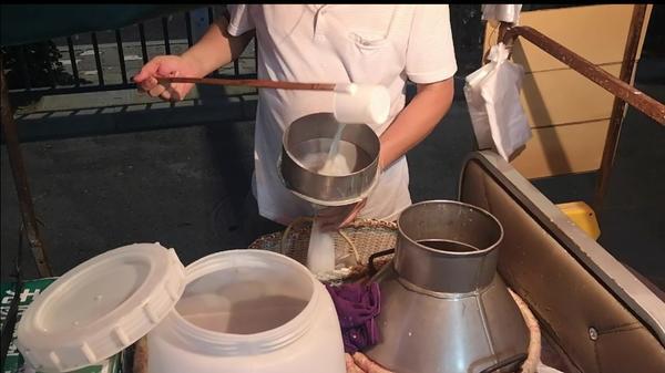 奶販牽羊上街現(xiàn)擠現(xiàn)賣!鄭州市民排長(zhǎng)隊(duì)購(gòu)買，專家：病菌多，最好別喝