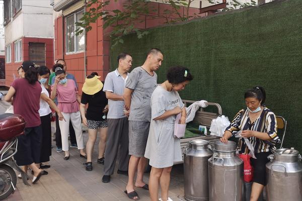 奶販牽羊上街現(xiàn)擠現(xiàn)賣!鄭州市民排長(zhǎng)隊(duì)購(gòu)買，專家：病菌多，最好別喝