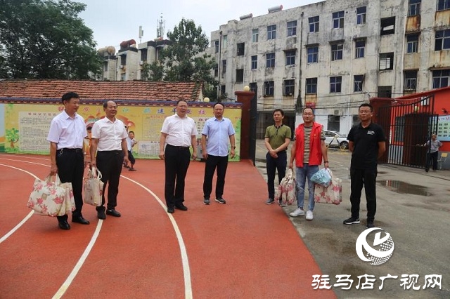 深深敬師義、濃濃關(guān)愛情  ——平輿縣古槐街道黨政主要領(lǐng)導(dǎo)教師節(jié)看望慰問一線教師及教育工作者