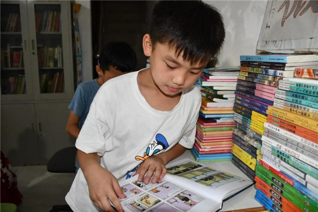 在自家超市辦&ldquo;圖書館&rdquo;12年，農(nóng)家女從被嘲&ldquo;神經(jīng)病&rdquo;到受邀參與&ldquo;公共圖書館法&rdquo;審議座談｜草地周刊