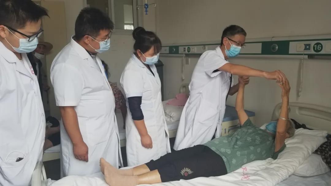 駐馬店市中心醫(yī)院醫(yī)療專家志愿者服務(wù)基層奉獻愛心