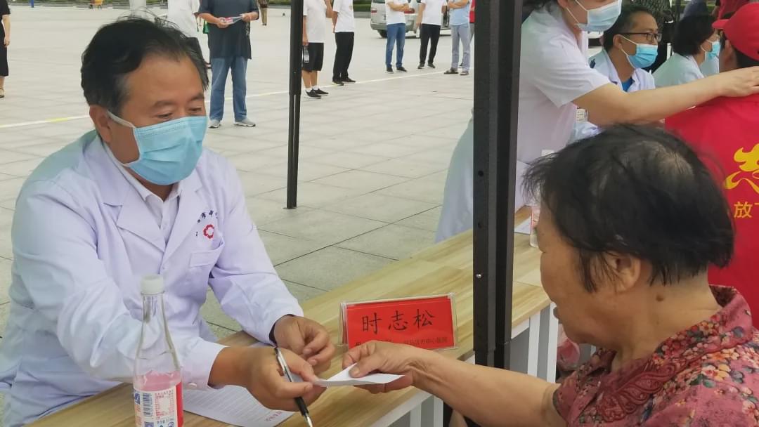 駐馬店市中心醫(yī)院醫(yī)療專家志愿者服務(wù)基層奉獻愛心