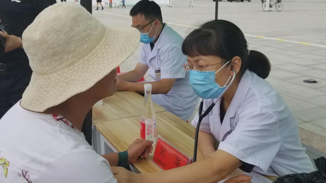 駐馬店市中心醫(yī)院醫(yī)療專家志愿者服務(wù)基層奉獻愛心