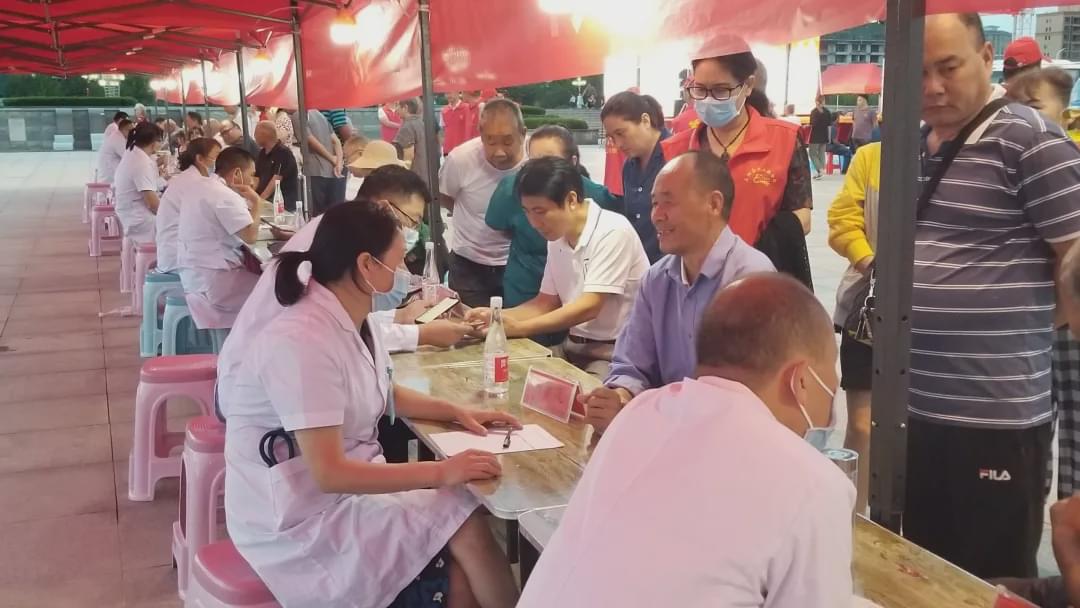 駐馬店市中心醫(yī)院醫(yī)療專家志愿者服務(wù)基層奉獻愛心