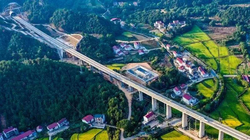 坐著高鐵看中國 十月一日出發(fā)！