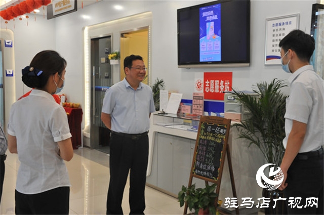 中原銀行駐馬店分行黨委書記、行長萬三華一行赴黃淮學院進行調(diào)研