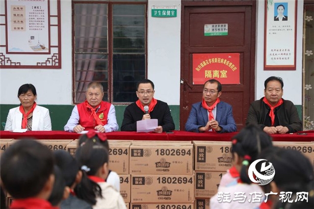 徐福記“福滿校園”連續(xù)7年走進河南為2所山區(qū)學(xué)校送來課間營養(yǎng)補充餐，同時帶來了環(huán)保課和營養(yǎng)課