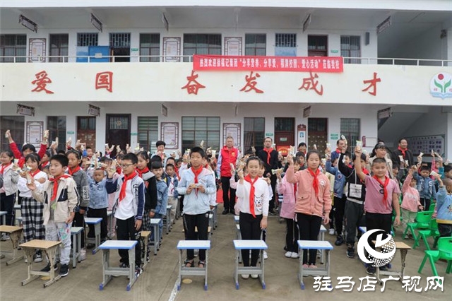 徐福記“福滿校園”連續(xù)7年走進河南為2所山區(qū)學(xué)校送來課間營養(yǎng)補充餐，同時帶來了環(huán)保課和營養(yǎng)課