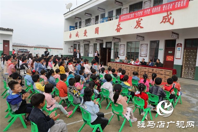 徐福記“福滿校園”連續(xù)7年走進河南為2所山區(qū)學(xué)校送來課間營養(yǎng)補充餐，同時帶來了環(huán)保課和營養(yǎng)課