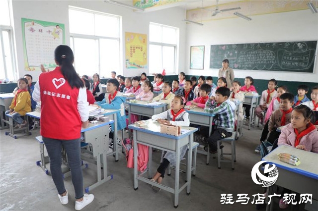 徐福記“福滿校園”連續(xù)7年走進河南為2所山區(qū)學(xué)校送來課間營養(yǎng)補充餐，同時帶來了環(huán)保課和營養(yǎng)課