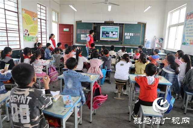 徐福記“福滿校園”連續(xù)7年走進河南為2所山區(qū)學(xué)校送來課間營養(yǎng)補充餐，同時帶來了環(huán)保課和營養(yǎng)課