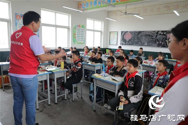 徐福記“福滿校園”連續(xù)7年走進河南為2所山區(qū)學(xué)校送來課間營養(yǎng)補充餐，同時帶來了環(huán)保課和營養(yǎng)課