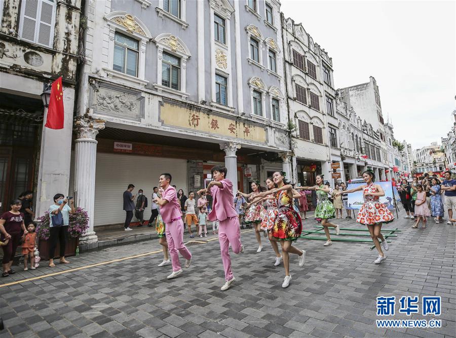 ?？冢汗爬向T樓 歡度國慶