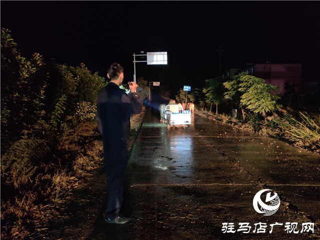 警民齊心冒雨尋牛，秋涼心卻暖