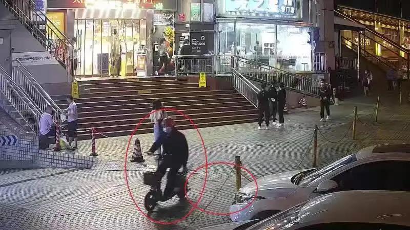 一外賣小哥“兼職”撒黃色小卡片，落網(wǎng)！