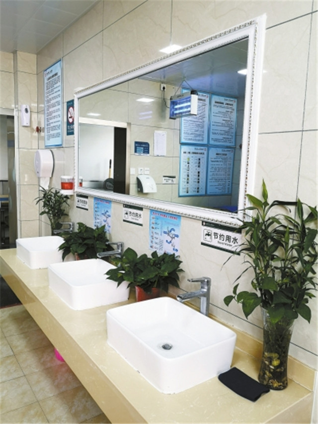 洗手液、手機托盤、應(yīng)急報警系統(tǒng)、溫馨提示語…… 醫(yī)院“樣本廁所”養(yǎng)成記