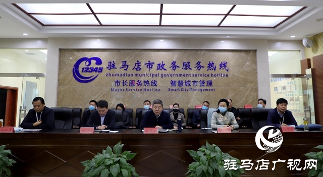 駐馬店市政府副市長(zhǎng)劉曉文接聽(tīng)“12345”熱線