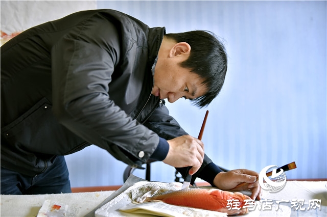 非遺文化:讓魚兒“活”在紙上——谷冰魚拓