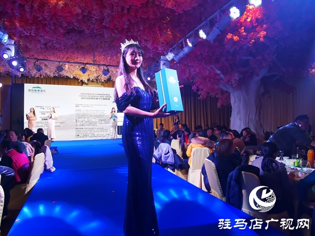 張?jiān)！抢И{酒莊新品上市發(fā)布會(huì)舉行