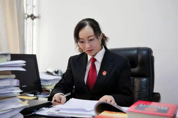 審理“民告官”，這個法官是怎么保持“硬氣”的？