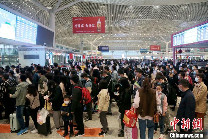 2021春運(yùn)火車票今開搶！窗口售票還在 支持現(xiàn)金購(gòu)票 