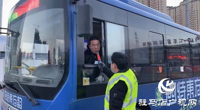 嚴(yán)把安全關(guān)，市公交公司對駕駛員上崗前進(jìn)行酒精測試