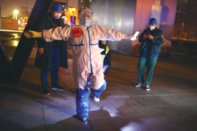 河南援冀醫(yī)療隊在低溫下忙碌轉(zhuǎn)運 防護服內(nèi)單衣貼身一碗姜湯“暖”了整個世界
