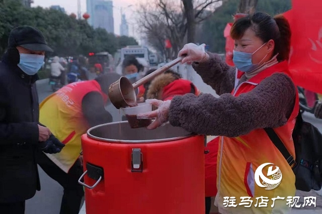 河南省豫南監(jiān)獄、俏麥園八寶粥攜手天中義工開展臘八送愛心活動