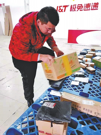 留杭河南小伙被稱為“最美快遞小哥”，繼續(xù)著自己的平凡生活