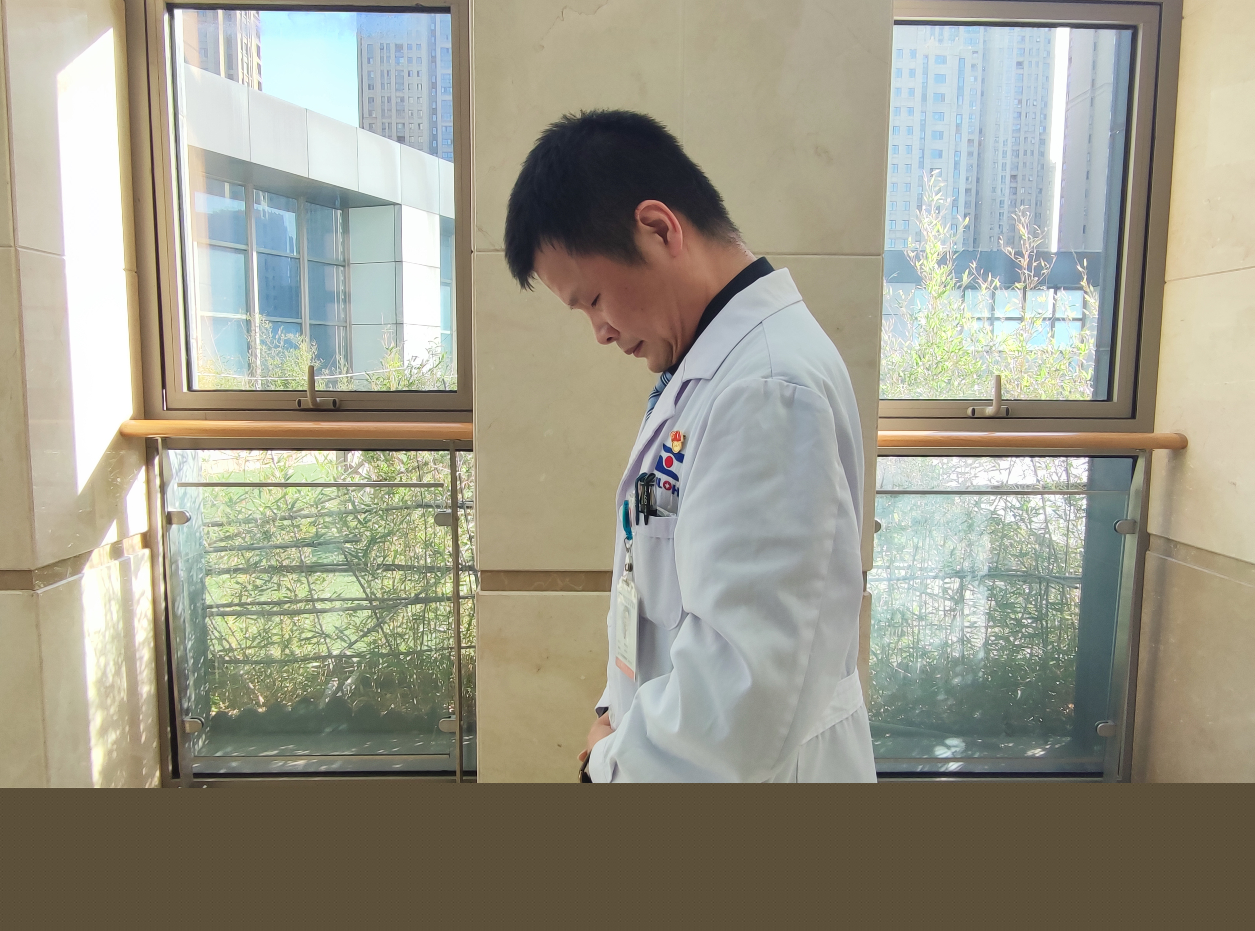 長(zhǎng)期低頭玩手機(jī)，相當(dāng)于負(fù)重50斤？真相來(lái)了
