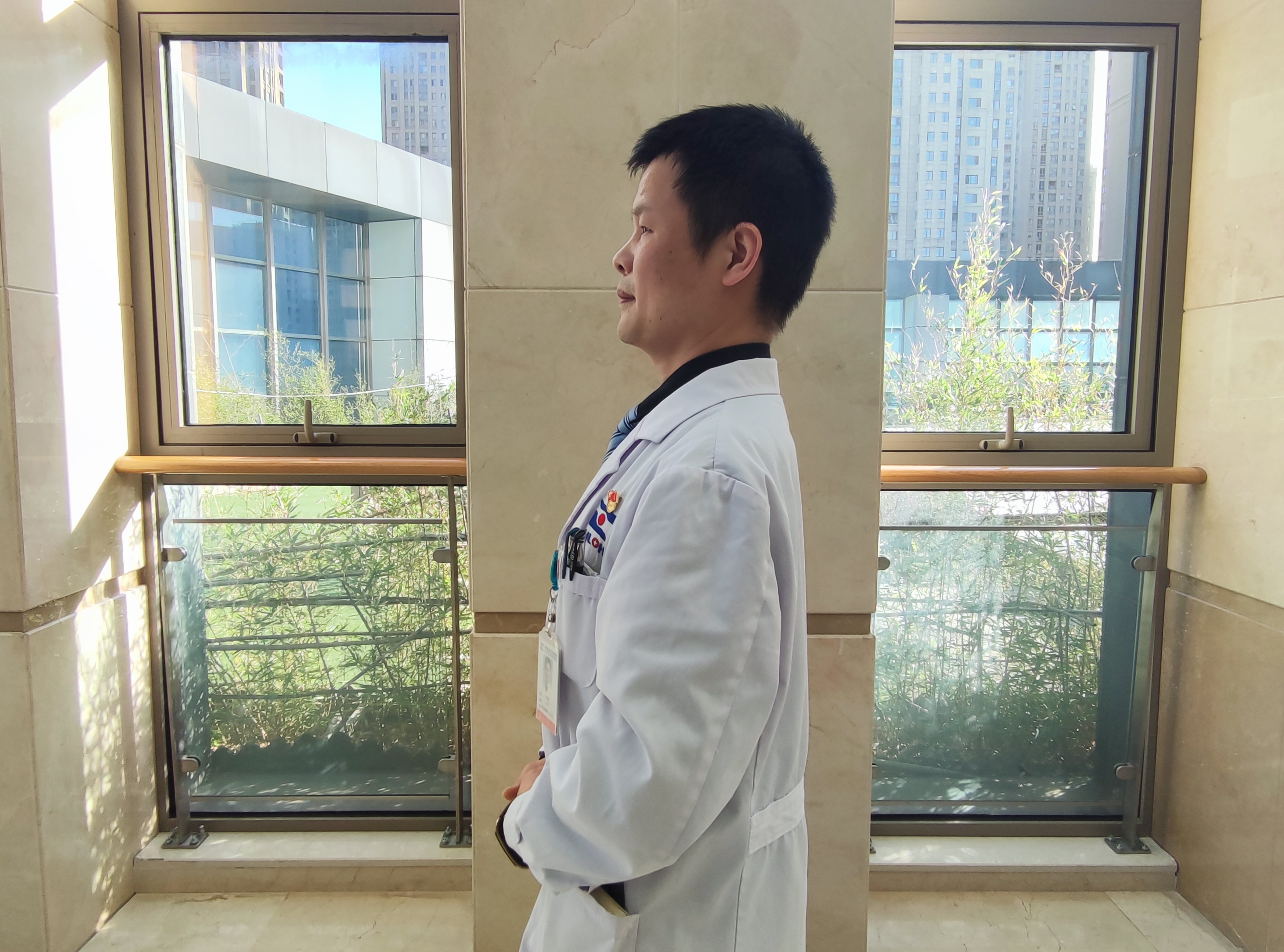 長(zhǎng)期低頭玩手機(jī)，相當(dāng)于負(fù)重50斤？真相來(lái)了