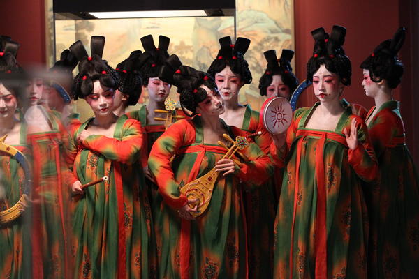 14名小姐姐進了河南博物院，要和文物一起再拍《唐宮夜宴》？