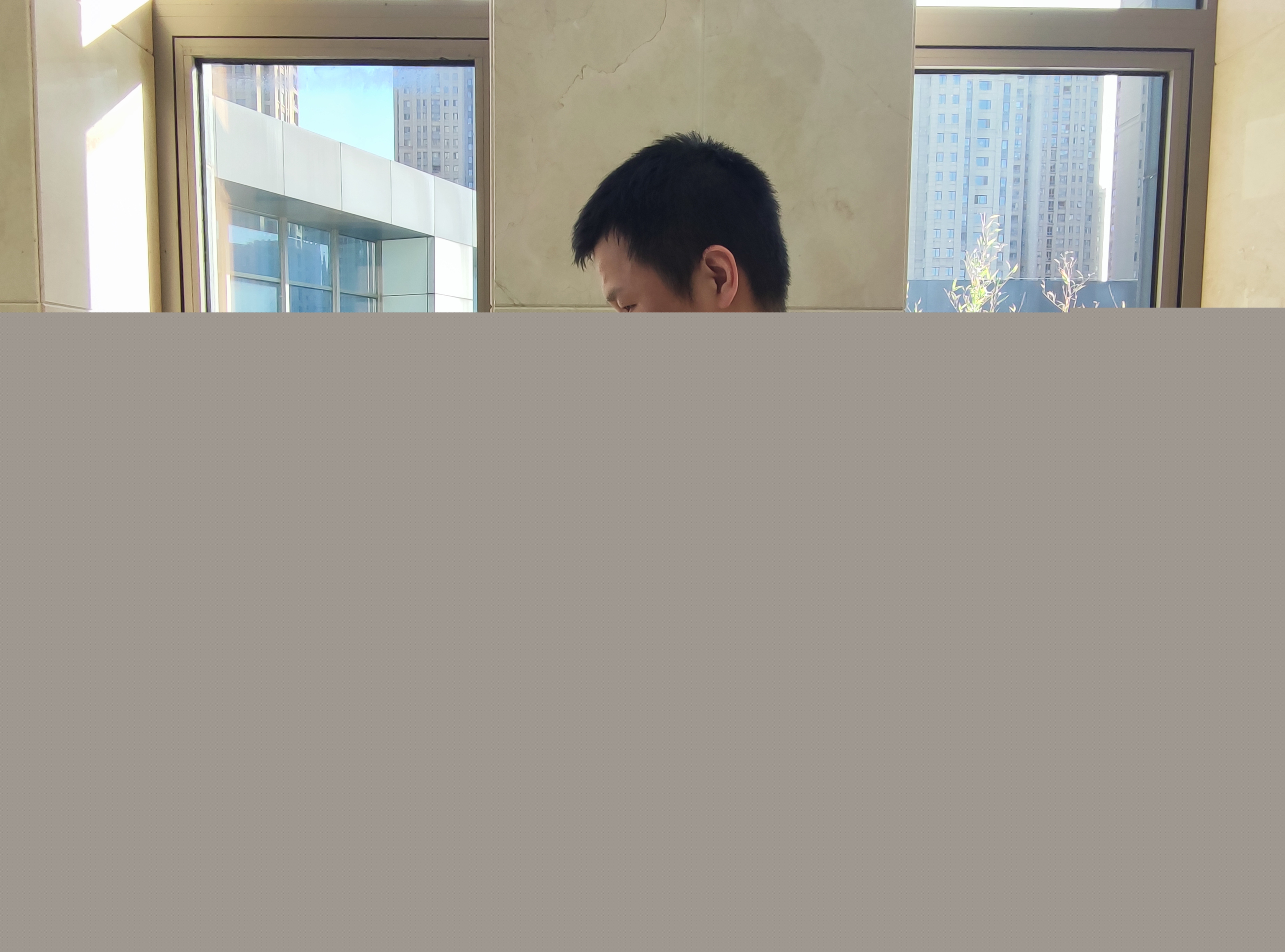 長(zhǎng)期低頭玩手機(jī)，相當(dāng)于負(fù)重50斤？真相來(lái)了