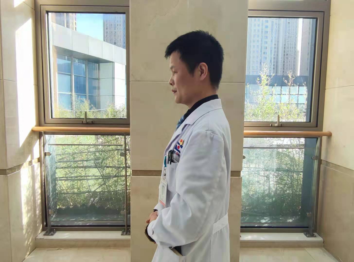 長(zhǎng)期低頭玩手機(jī)，相當(dāng)于負(fù)重50斤？真相來(lái)了