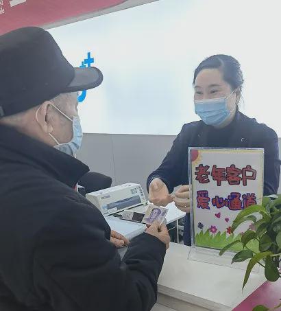 銀發(fā)暖心！駐馬店移動(dòng)“銀發(fā)暖心服務(wù)”在行動(dòng)