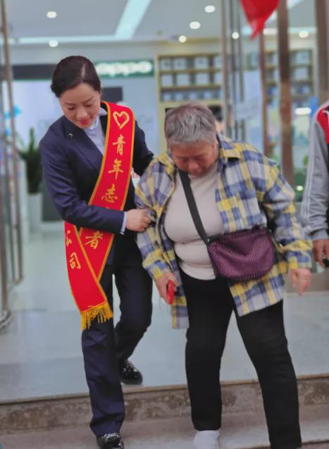 銀發(fā)暖心！駐馬店移動(dòng)“銀發(fā)暖心服務(wù)”在行動(dòng)