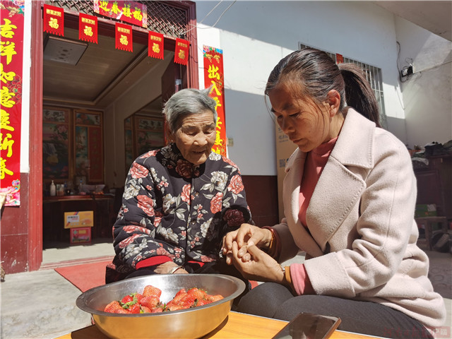 五兒女萬里集結(jié)！海口深山找回走失娘親