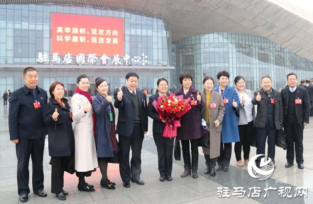 市政協(xié)委員向全國脫貧攻堅先進(jìn)個人原玉榮獻(xiàn)花表敬意