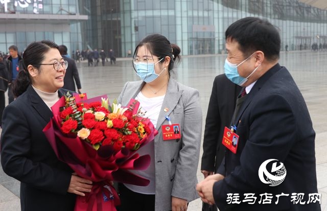 市政協(xié)委員向全國脫貧攻堅先進(jìn)個人原玉榮獻(xiàn)花表敬意
