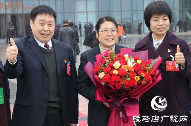 市政協(xié)委員向全國脫貧攻堅先進(jìn)個人原玉榮獻(xiàn)花表敬意