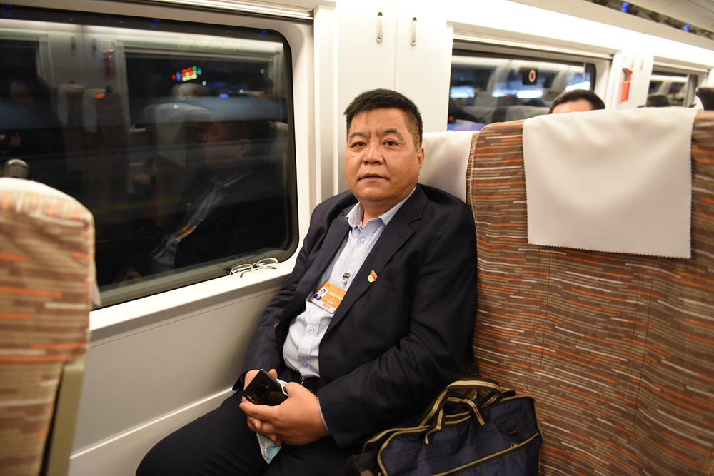 駐豫全國人大代表啟程赴京 參加十三屆全國人大四次會(huì)議