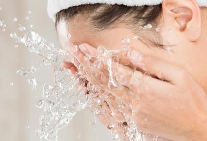 涂了防曬霜，需要卸妝嗎？